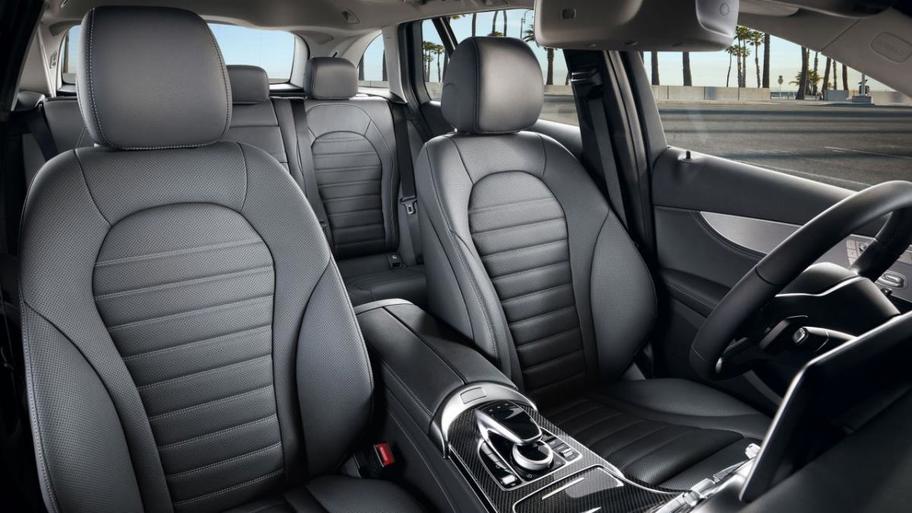4 kapaklı bir kompakt sedan olan Mercedes-Benz C Serisi, 1982 yılından bu yana Mercedes-Benz W201 modelinin yerine üretiliyor.  C Serisi, E, SL ve S serilerinin altında yerini alıyordu. Daha sonraki yıllarda Mercedes-Benz markasını üst seviyelere taşıyan modellerden biri olmayı başardı. Sedan, Coupe ve Cabriolet gövde seçenekleri ile otomobilseverlerin karşısına çıkan Mercedes-Benz C Serisi, dört valfli dizel motora sahip dünyanın ilk binek otomobili olma özelliği taşıyor.