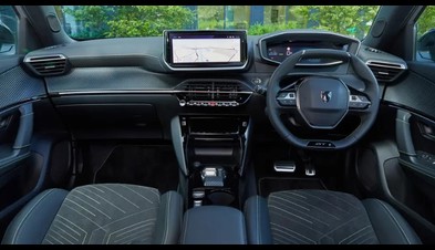 PEUGEOT 2008, göz alıcı öz güvenli tasarımıyla dikkatleri üzerine çekiyor. Yeni 3 pençe imza ışık tasarımı hem gündüz sürüş farlarında hem de arka stop lambalarında yer alıyor. Yeni Full LED ön farları, yepyeni tasarımıyla gövde rengi ön ızgara ile otomobile şıklığın yanı sıra güçlü bir duruş kazandırıyor.