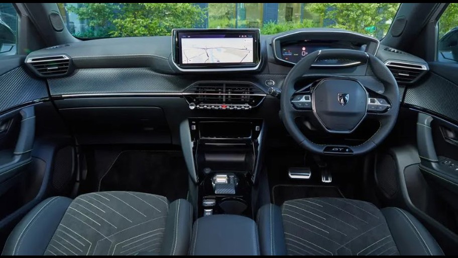PEUGEOT 2008, göz alıcı öz güvenli tasarımıyla dikkatleri üzerine çekiyor. Yeni 3 pençe imza ışık tasarımı hem gündüz sürüş farlarında hem de arka stop lambalarında yer alıyor. Yeni Full LED ön farları, yepyeni tasarımıyla gövde rengi ön ızgara ile otomobile şıklığın yanı sıra güçlü bir duruş kazandırıyor.