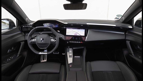 Üst düzey tasarımıyla PEUGEOT 308, güçlü karakteri ve dinamizmi sayesinde çevresindeki tüm arzu dolu bakışları üzerine topluyor. PEUGEOT 3D i-Cockpit ve ileri teknolojilerle donatılmıştır, bu sayede geçirdiğiniz her anın size özel ve keyifli olmasını garanti eder.