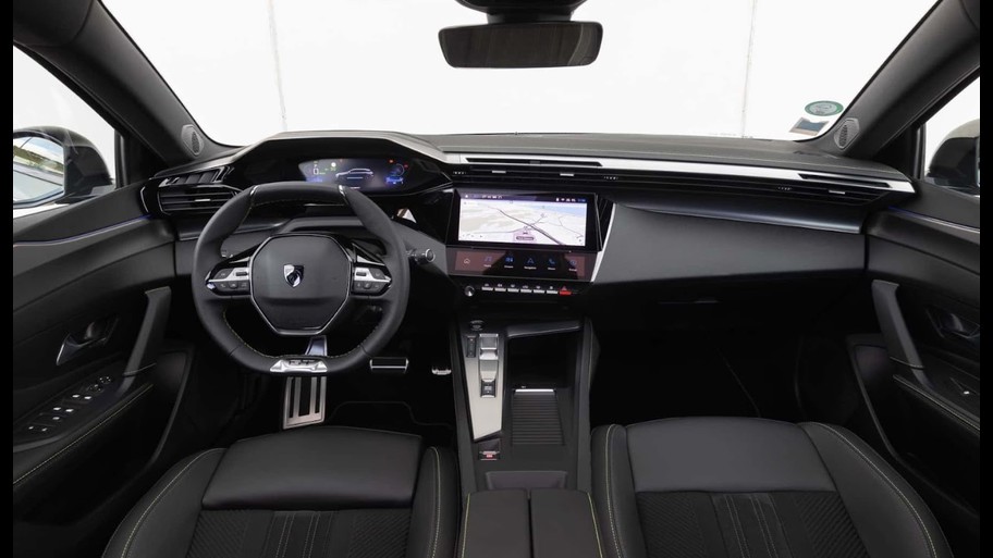 Üst düzey tasarımıyla PEUGEOT 308, güçlü karakteri ve dinamizmi sayesinde çevresindeki tüm arzu dolu bakışları üzerine topluyor. PEUGEOT 3D i-Cockpit ve ileri teknolojilerle donatılmıştır, bu sayede geçirdiğiniz her anın size özel ve keyifli olmasını garanti eder.