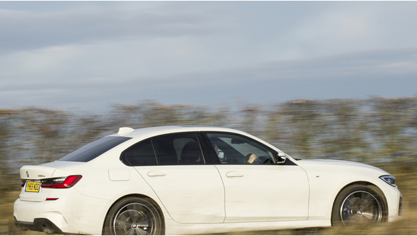 bmw_330e_m_sport_522_050304330d7809f9.jpg