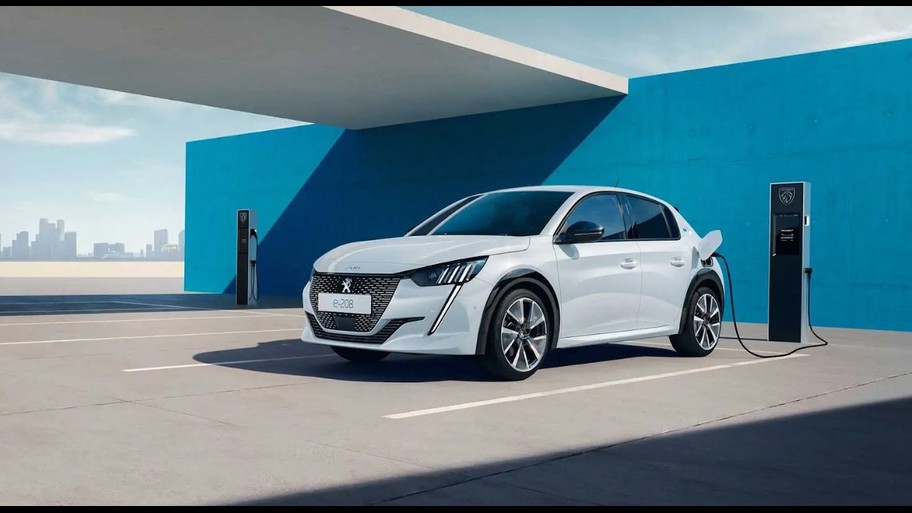 PEUGEOT e-208, 208’in tamamen elektrikli versiyonu. Bünyesinde birçok teknolojik ekipman barındıran ve tasarımıyla da 2019’dan günümüze 110.000 adetten fazla üretilen PEUGEOT 208, iç mekanındaki kompakt direksiyon simidini de barındıran PEUGEOT i-cockpit sayesinde eğlenceli bir sürüş yaşatıyor.
