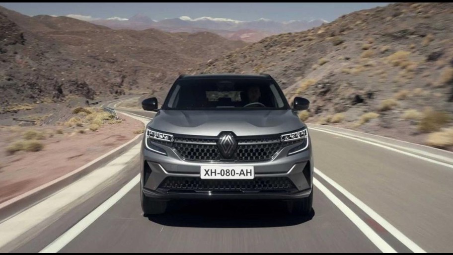 130 km/sa hıza kadar elektrik motoruyla sessiz sürüş keyfini çıkarın. Şehir içinde sürüşün %80’ini elektrikli modda yapın. Batarya yavaşladığınızda ve frene bastığınızda kendiliğinden şarj olur, bu sayede aracı şarja takmanıza gerek kalmaz.