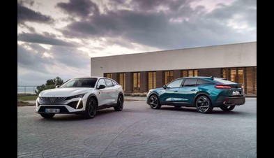 Peugeot 408, dinamik silueti ve kusursuz tasarımı kalıpları kırıyor. 408’in tasarımında ilk göze çarpan markanın keskin hatları, güçlü duruşu ile dikkatleri üzerine çekiyor. Yenilenen ön ızgara tasarımı, yeni PEUGEOT logosuna gururla ev sahipliği yapıyor. Göz alıcı ve modern tasarımı ile yolda güçlü bir duruş sergiliyor. Yerden yüksekliği artırılırken toplam yüksekliği korunarak elde edilen sportif tasarımı ve akıcı hatları aerodinamik özelliklerine vurgu yapıyor.