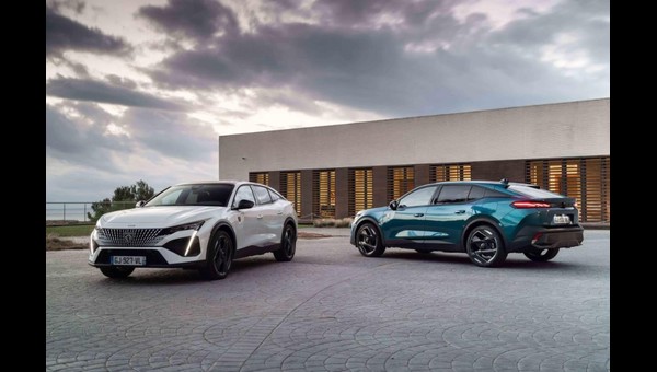 Peugeot 408, dinamik silueti ve kusursuz tasarımı kalıpları kırıyor. 408’in tasarımında ilk göze çarpan markanın keskin hatları, güçlü duruşu ile dikkatleri üzerine çekiyor. Yenilenen ön ızgara tasarımı, yeni PEUGEOT logosuna gururla ev sahipliği yapıyor. Göz alıcı ve modern tasarımı ile yolda güçlü bir duruş sergiliyor. Yerden yüksekliği artırılırken toplam yüksekliği korunarak elde edilen sportif tasarımı ve akıcı hatları aerodinamik özelliklerine vurgu yapıyor.