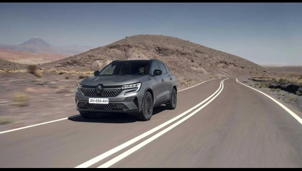 130 km/sa hıza kadar elektrik motoruyla sessiz sürüş keyfini çıkarın. Şehir içinde sürüşün %80’ini elektrikli modda yapın. Batarya yavaşladığınızda ve frene bastığınızda kendiliğinden şarj olur, bu sayede aracı şarja takmanıza gerek kalmaz.