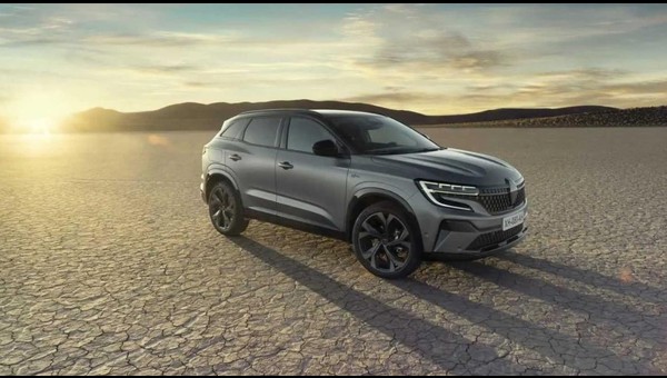 130 km/sa hıza kadar elektrik motoruyla sessiz sürüş keyfini çıkarın. Şehir içinde sürüşün %80’ini elektrikli modda yapın. Batarya yavaşladığınızda ve frene bastığınızda kendiliğinden şarj olur, bu sayede aracı şarja takmanıza gerek kalmaz.