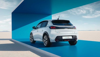 PEUGEOT e-208, 208’in tamamen elektrikli versiyonu. Bünyesinde birçok teknolojik ekipman barındıran ve tasarımıyla da 2019’dan günümüze 110.000 adetten fazla üretilen PEUGEOT 208, iç mekanındaki kompakt direksiyon simidini de barındıran PEUGEOT i-cockpit sayesinde eğlenceli bir sürüş yaşatıyor.