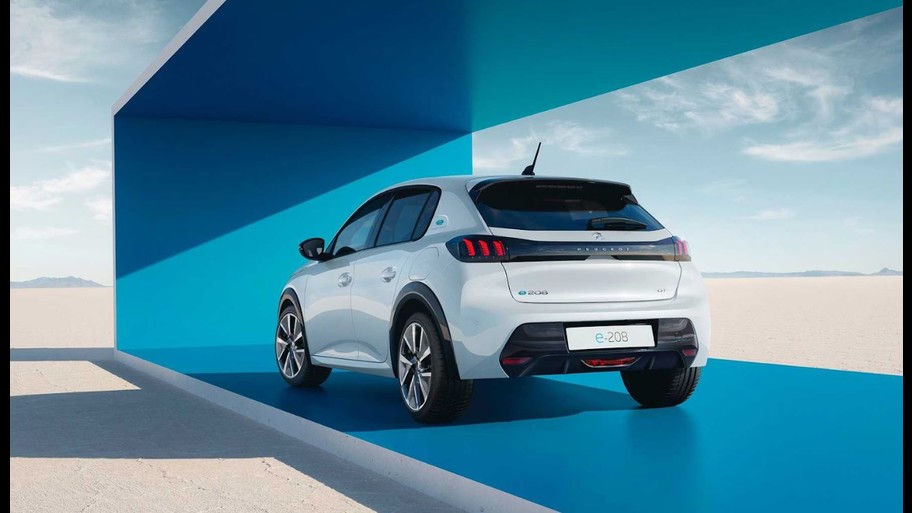 PEUGEOT e-208, 208’in tamamen elektrikli versiyonu. Bünyesinde birçok teknolojik ekipman barındıran ve tasarımıyla da 2019’dan günümüze 110.000 adetten fazla üretilen PEUGEOT 208, iç mekanındaki kompakt direksiyon simidini de barındıran PEUGEOT i-cockpit sayesinde eğlenceli bir sürüş yaşatıyor.