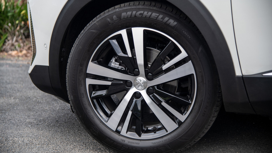 peugeot_5008_gt_30.jpg