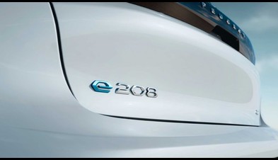 PEUGEOT e-208, 208’in tamamen elektrikli versiyonu. Bünyesinde birçok teknolojik ekipman barındıran ve tasarımıyla da 2019’dan günümüze 110.000 adetten fazla üretilen PEUGEOT 208, iç mekanındaki kompakt direksiyon simidini de barındıran PEUGEOT i-cockpit sayesinde eğlenceli bir sürüş yaşatıyor.