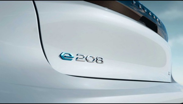 PEUGEOT e-208, 208’in tamamen elektrikli versiyonu. Bünyesinde birçok teknolojik ekipman barındıran ve tasarımıyla da 2019’dan günümüze 110.000 adetten fazla üretilen PEUGEOT 208, iç mekanındaki kompakt direksiyon simidini de barındıran PEUGEOT i-cockpit sayesinde eğlenceli bir sürüş yaşatıyor.