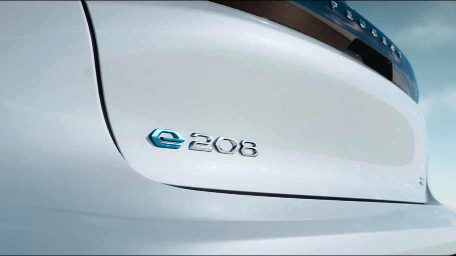 PEUGEOT e-208, 208’in tamamen elektrikli versiyonu. Bünyesinde birçok teknolojik ekipman barındıran ve tasarımıyla da 2019’dan günümüze 110.000 adetten fazla üretilen PEUGEOT 208, iç mekanındaki kompakt direksiyon simidini de barındıran PEUGEOT i-cockpit sayesinde eğlenceli bir sürüş yaşatıyor.