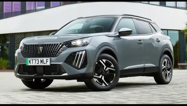 PEUGEOT 2008, göz alıcı öz güvenli tasarımıyla dikkatleri üzerine çekiyor. Yeni 3 pençe imza ışık tasarımı hem gündüz sürüş farlarında hem de arka stop lambalarında yer alıyor. Yeni Full LED ön farları, yepyeni tasarımıyla gövde rengi ön ızgara ile otomobile şıklığın yanı sıra güçlü bir duruş kazandırıyor.