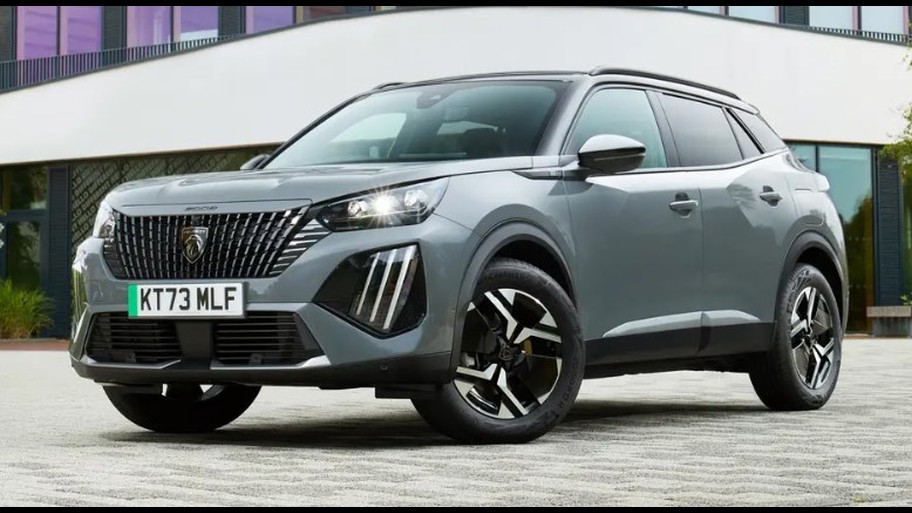 PEUGEOT 2008, göz alıcı öz güvenli tasarımıyla dikkatleri üzerine çekiyor. Yeni 3 pençe imza ışık tasarımı hem gündüz sürüş farlarında hem de arka stop lambalarında yer alıyor. Yeni Full LED ön farları, yepyeni tasarımıyla gövde rengi ön ızgara ile otomobile şıklığın yanı sıra güçlü bir duruş kazandırıyor.