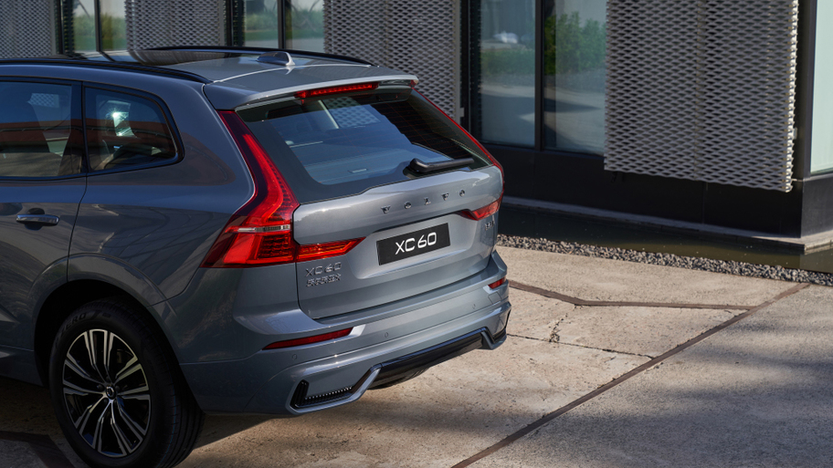 volvo_xc60_b5_awd_r-design_1.jpg